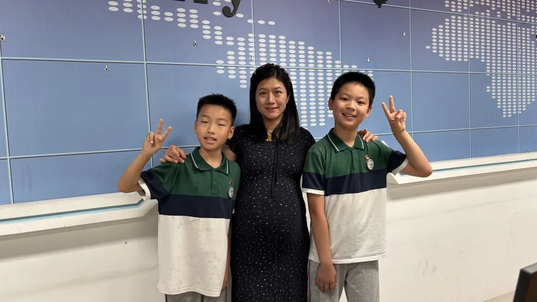 怀孕老师不慎在走廊滑倒 两名被罚站的学生飞奔上前搀扶，老师提汉堡炸鸡感谢