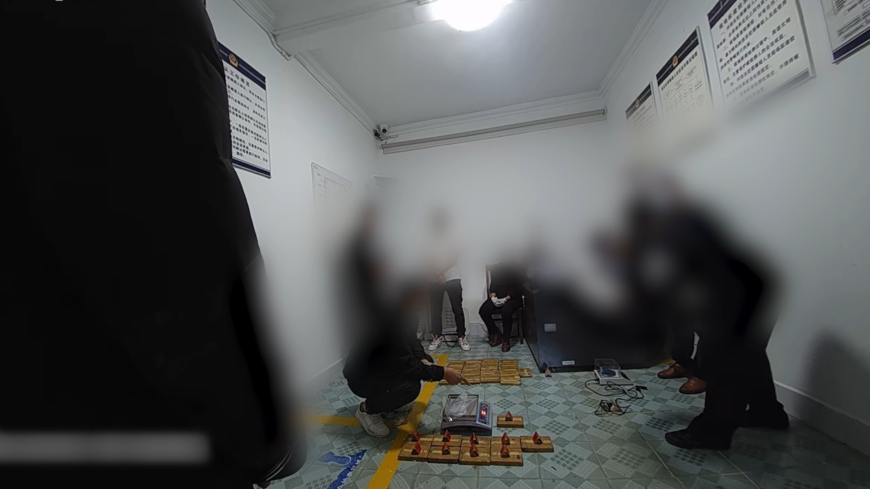 “爸爸头发短了，就演不了坏人了”