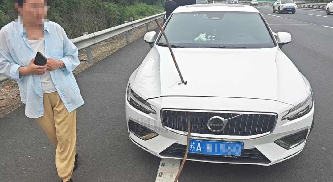 钢筋滚落高速，刺穿汽车引擎盖！警方调查！