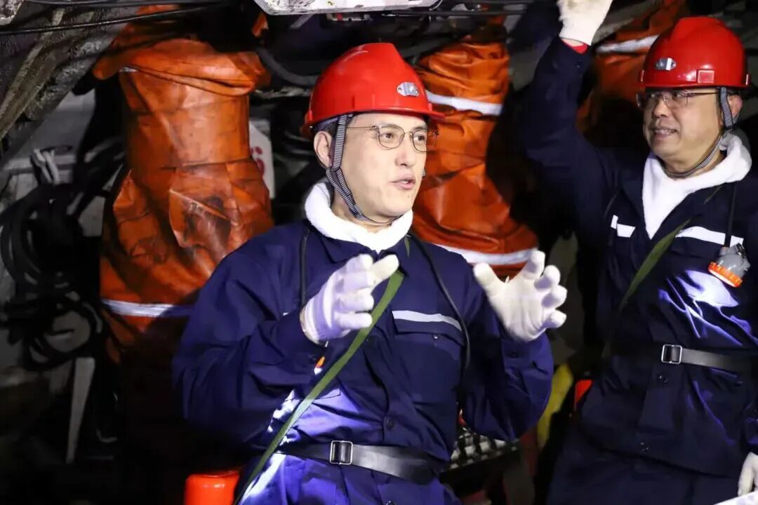 靳东下煤矿慰问一线矿工：今天的年轻演员，既上得厅堂，也要下得厨房