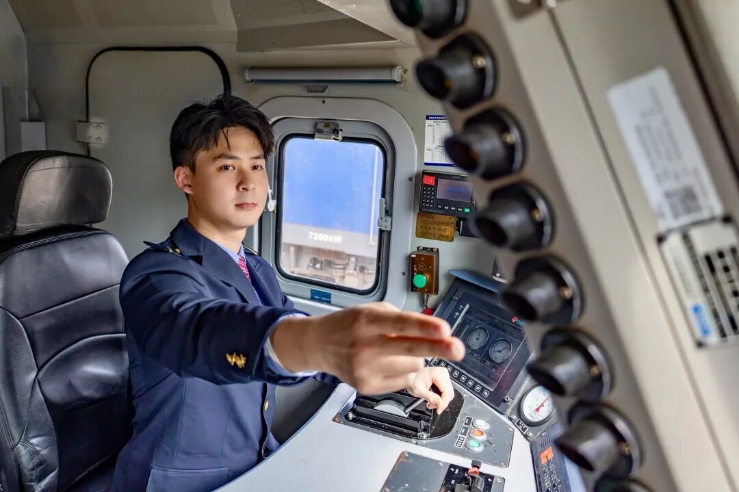 有颜值更有实力！“00后”小伙儿破格晋升！