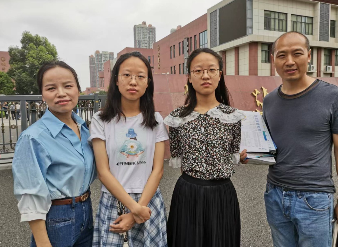 武汉双胞胎姐妹鲁孟琪、鲁孟琰，考得比预估好，还学会了厨艺，父母：大大的惊喜
