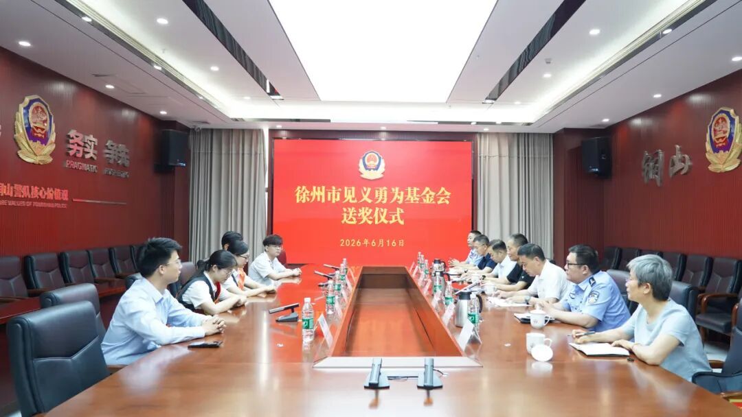“看到警察抓人，我就顺手帮个忙”