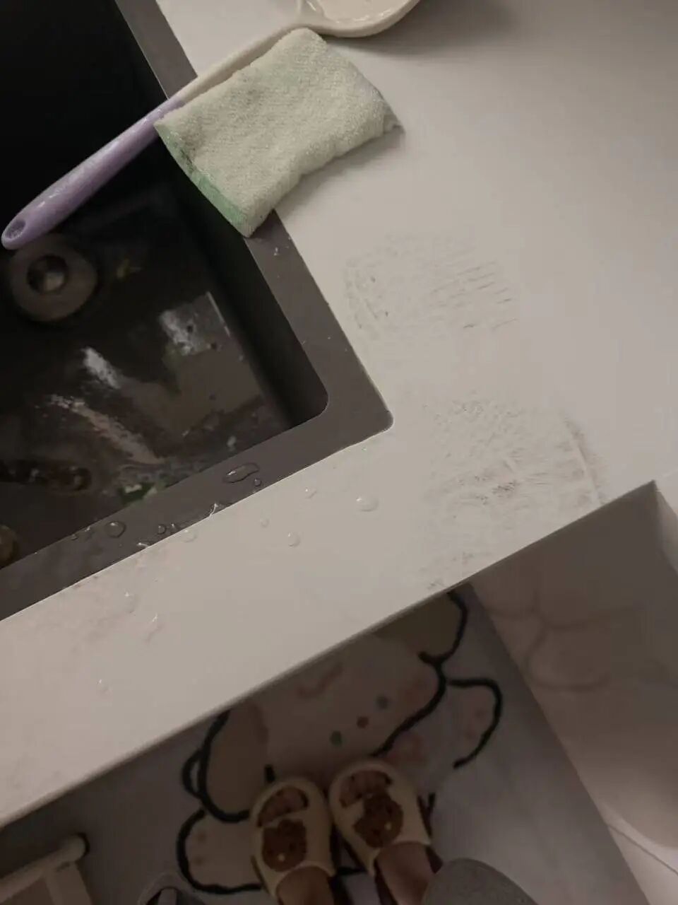 女子疑遭追求者翻窗入室，窗户、厨房留下手脚印 监控拍到其凌晨2点进电梯
