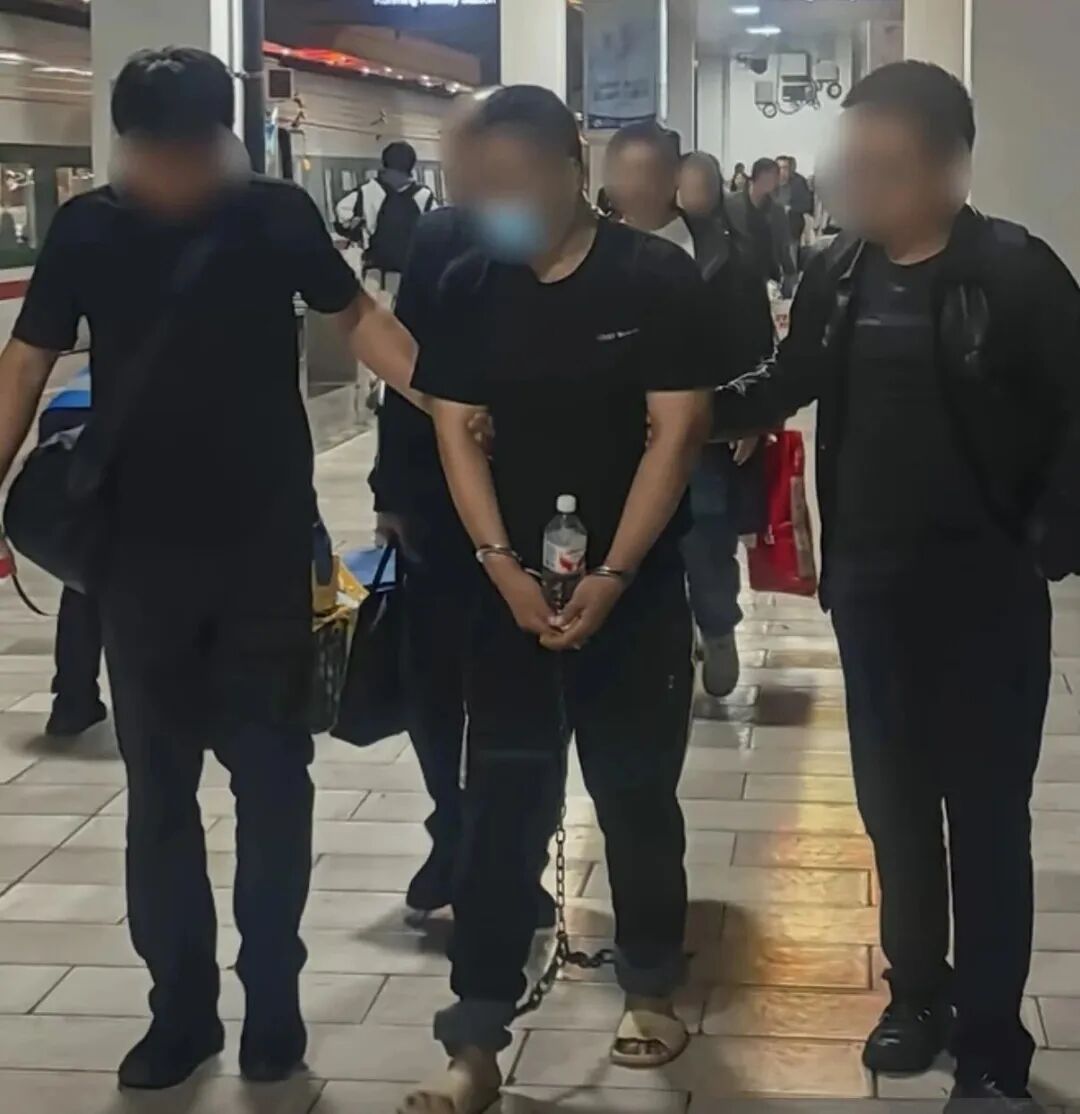 毒贩驾车疯狂逃窜，陕西警方开车撞停！民警4根肋骨骨折仍坚持抓捕，当场缴毒近3公斤