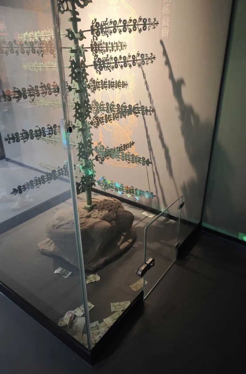 峨眉山博物馆一青铜“摇钱树”展柜屡被游客抠开缝隙扔钱，馆方：已封堵多次