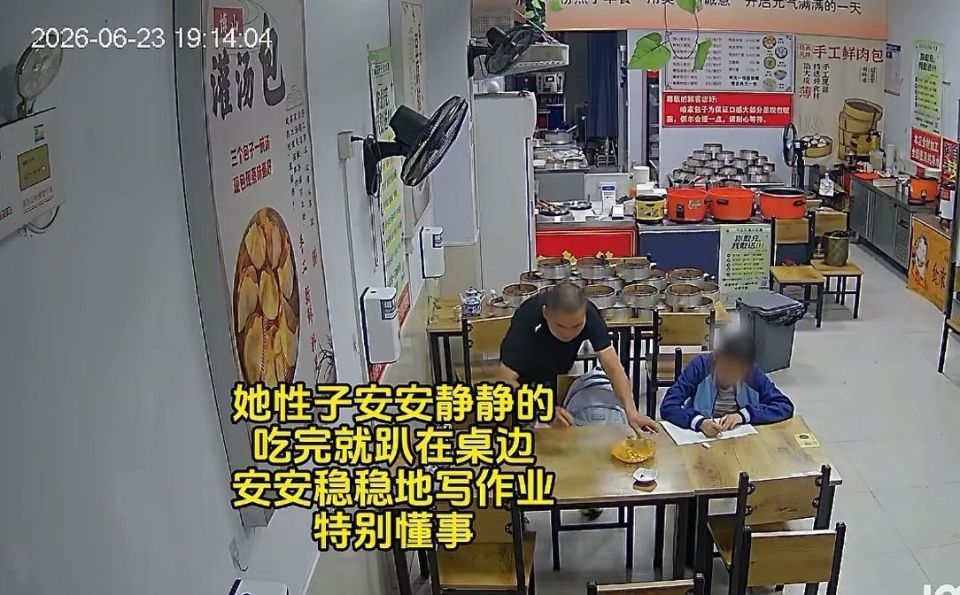 淄博一灌汤包店老板发现一个小姑娘每晚来吃饭写作业，特意延长营业时间
