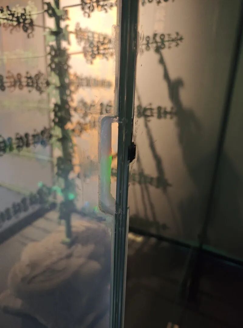 峨眉山博物馆一青铜“摇钱树”展柜屡被游客抠开缝隙扔钱，馆方：已封堵多次