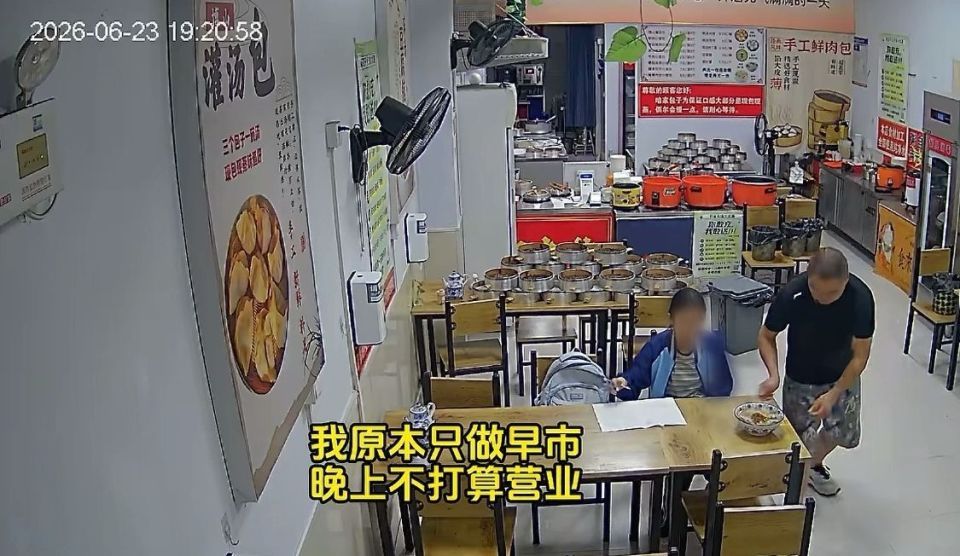 淄博一灌汤包店老板发现一个小姑娘每晚来吃饭写作业，特意延长营业时间