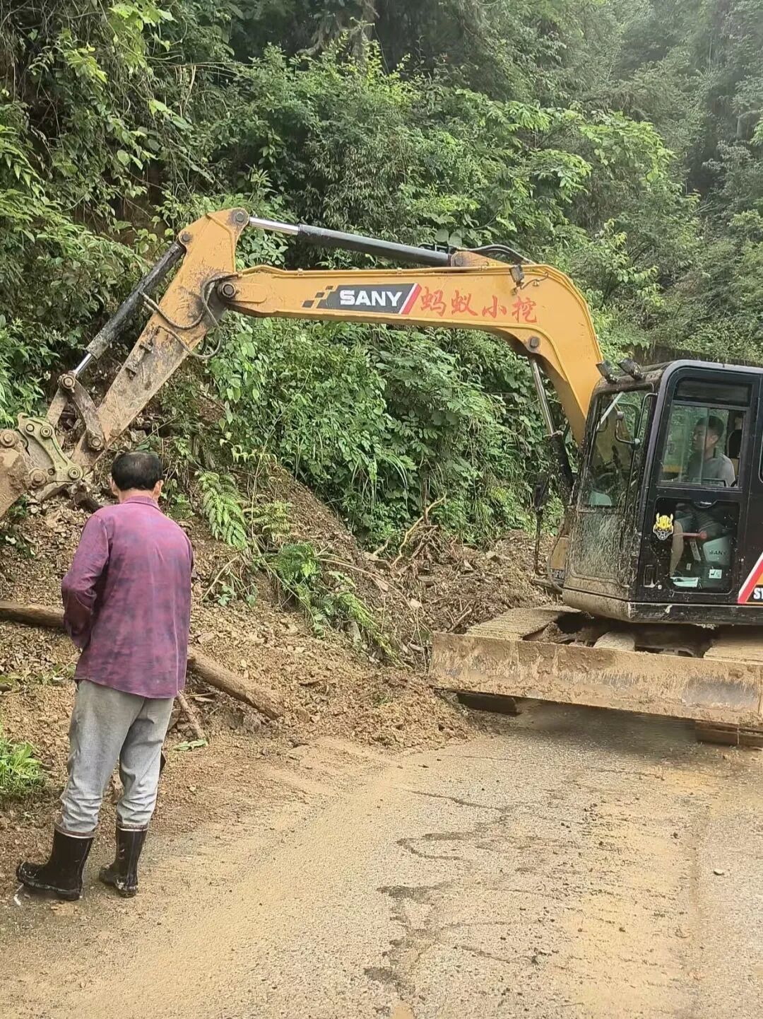 湖南“挖机父子”石门抢险清淤一个月后再赴怀化抗洪，端午都没回家：既然来了就要做好