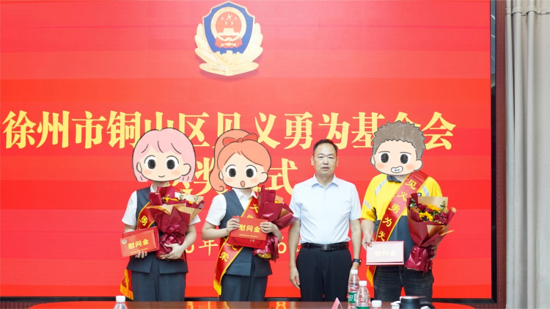 “看到警察抓人，我就顺手帮个忙”