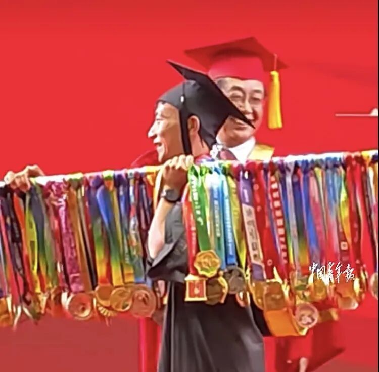 用扁担挑70枚奖牌参加典礼！这位毕业生火了……