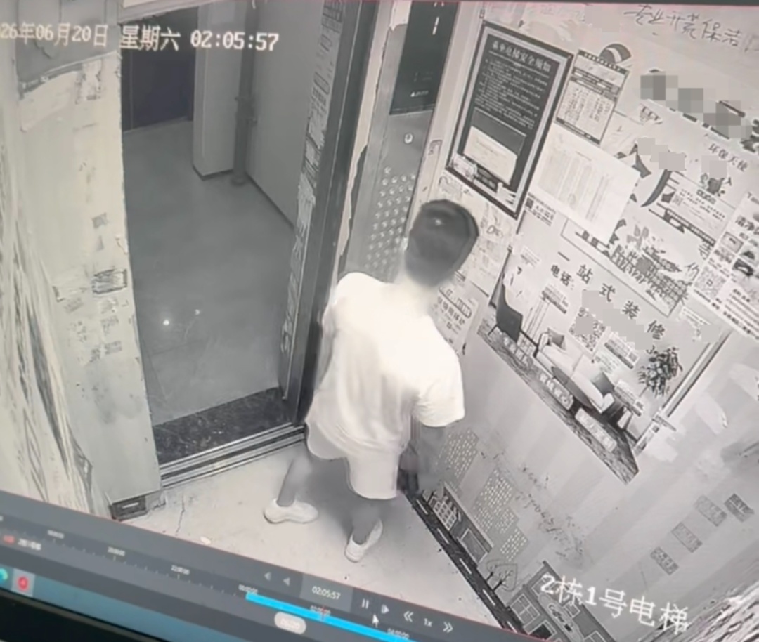 女子疑遭追求者翻窗入室，窗户、厨房留下手脚印 监控拍到其凌晨2点进电梯