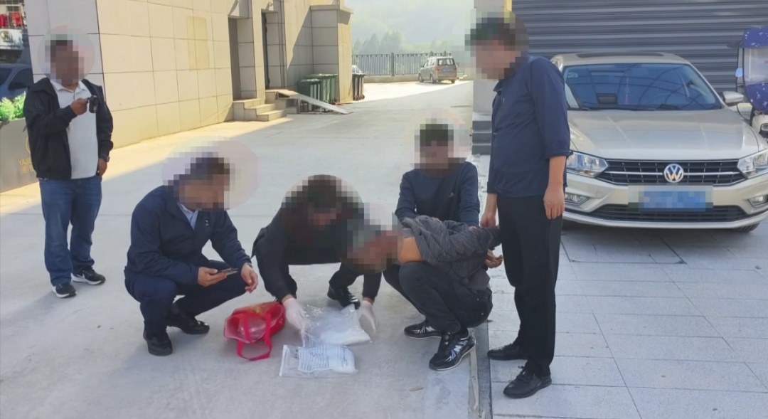 毒贩驾车疯狂逃窜，陕西警方开车撞停！民警4根肋骨骨折仍坚持抓捕，当场缴毒近3公斤