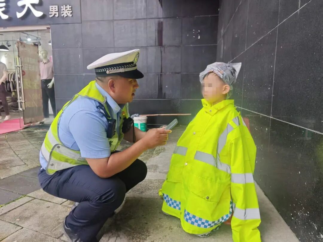 警用雨衣太大，爱却刚刚好——雨中这一幕太治愈！