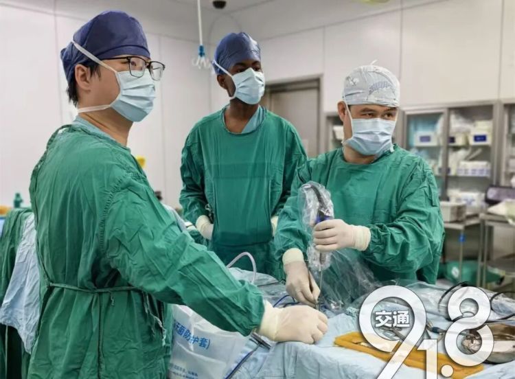 杭州32岁健身小伙以为是增肌 结果是胸部“发育” 医生：病根藏在大脑里