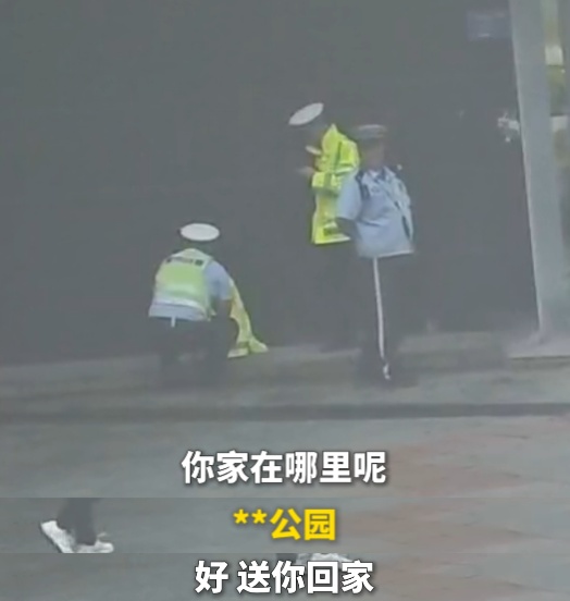 警用雨衣太大，爱却刚刚好——雨中这一幕太治愈！