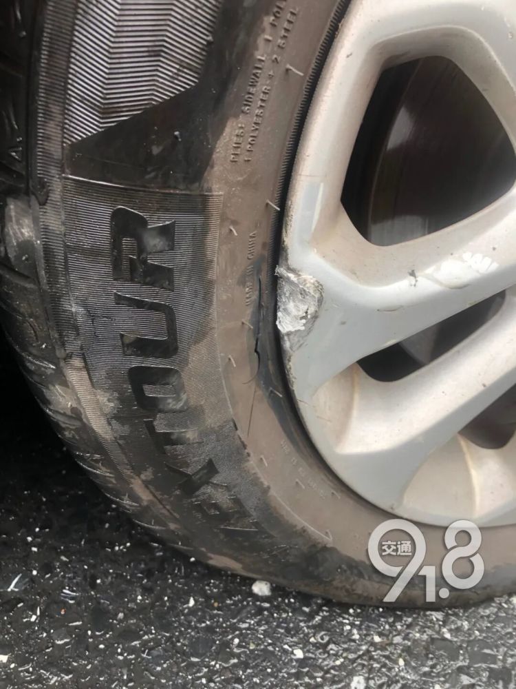 “杭州交警太棒了，比我老公更给力！”女司机早高峰爆胎急哭，交警冒雨赶到换胎