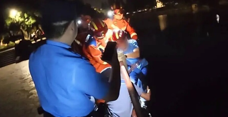 深夜河边传来呼救声！男子上岸讲述惊险瞬间……