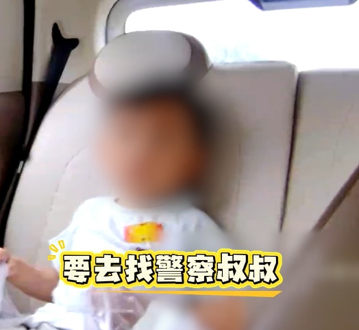 警用雨衣太大，爱却刚刚好——雨中这一幕太治愈！