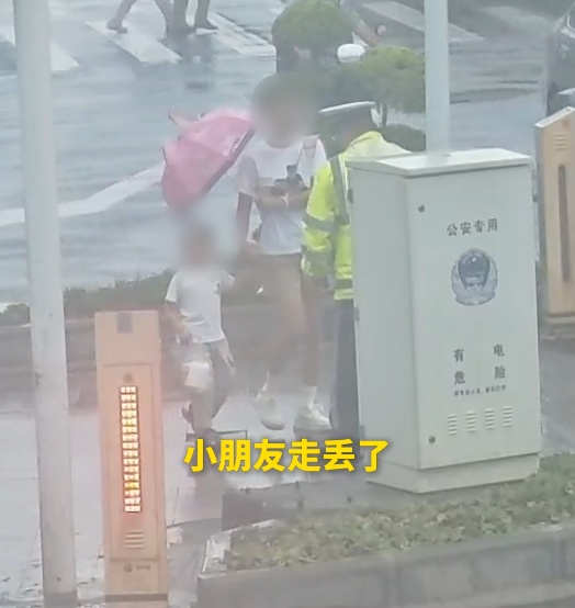 警用雨衣太大，爱却刚刚好——雨中这一幕太治愈！