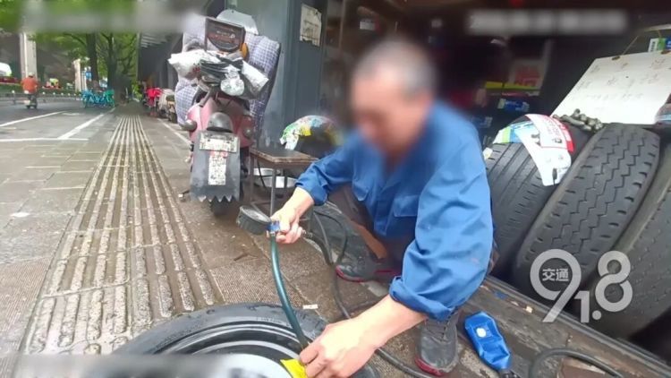 “杭州交警太棒了，比我老公更给力！”女司机早高峰爆胎急哭，交警冒雨赶到换胎