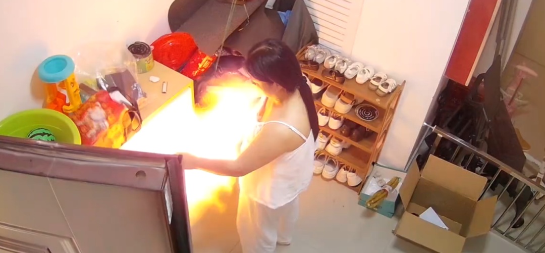 瞬间爆炸，宝妈手被烫伤、头发被烧！别把这个“小手雷”送到你孩子手里！