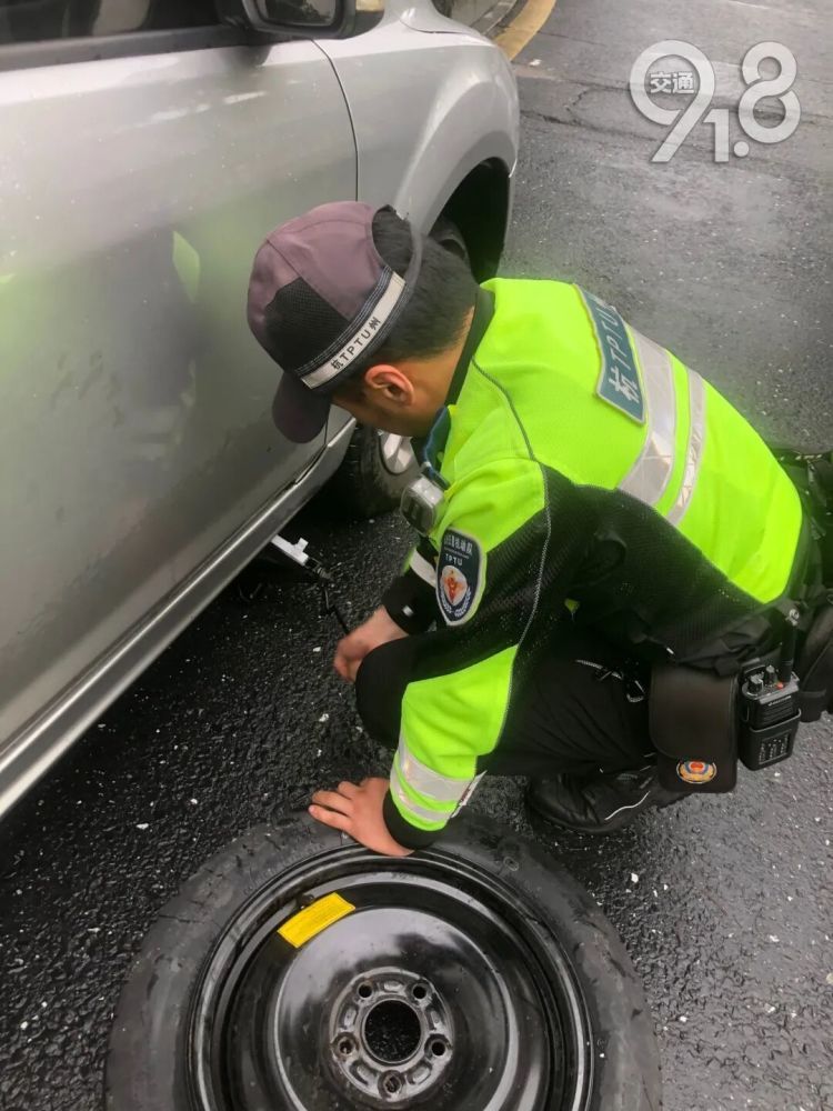 “杭州交警太棒了，比我老公更给力！”女司机早高峰爆胎急哭，交警冒雨赶到换胎