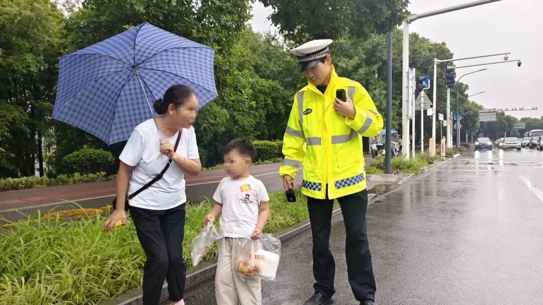 警用雨衣太大，爱却刚刚好——雨中这一幕太治愈！