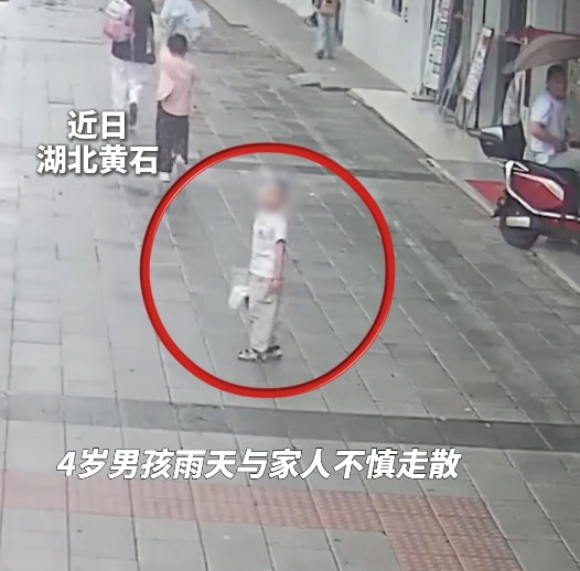 警用雨衣太大，爱却刚刚好——雨中这一幕太治愈！