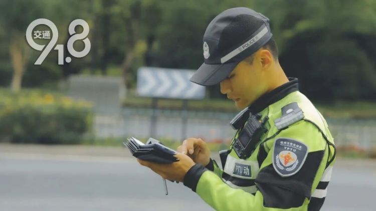 “杭州交警太棒了，比我老公更给力！”女司机早高峰爆胎急哭，交警冒雨赶到换胎