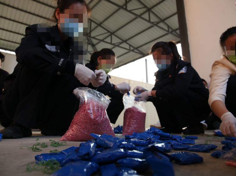 这群女警，为何没有一张正脸照片？