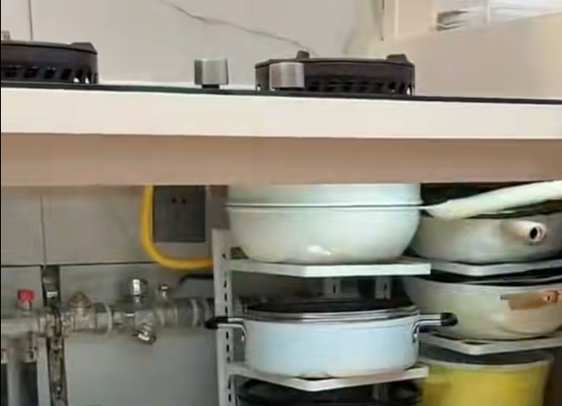 厨房里的这个柜子尽量别储物，会出事！赶紧自查