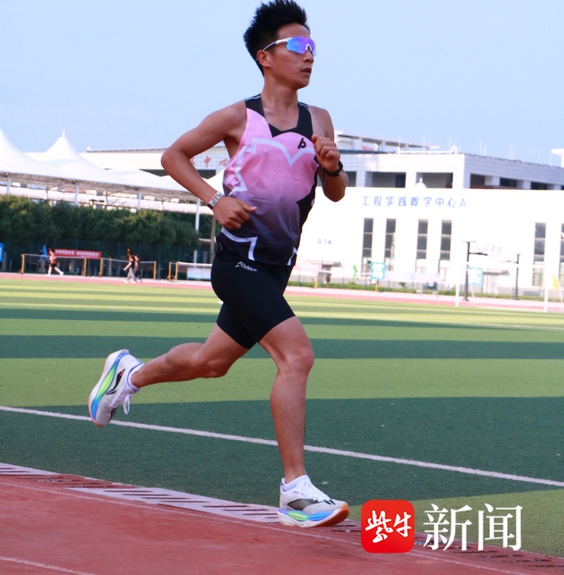 大学生用扁担挑着70多块马拉松奖牌走进毕业典礼！下一站，他将“跑”去新疆继续追梦