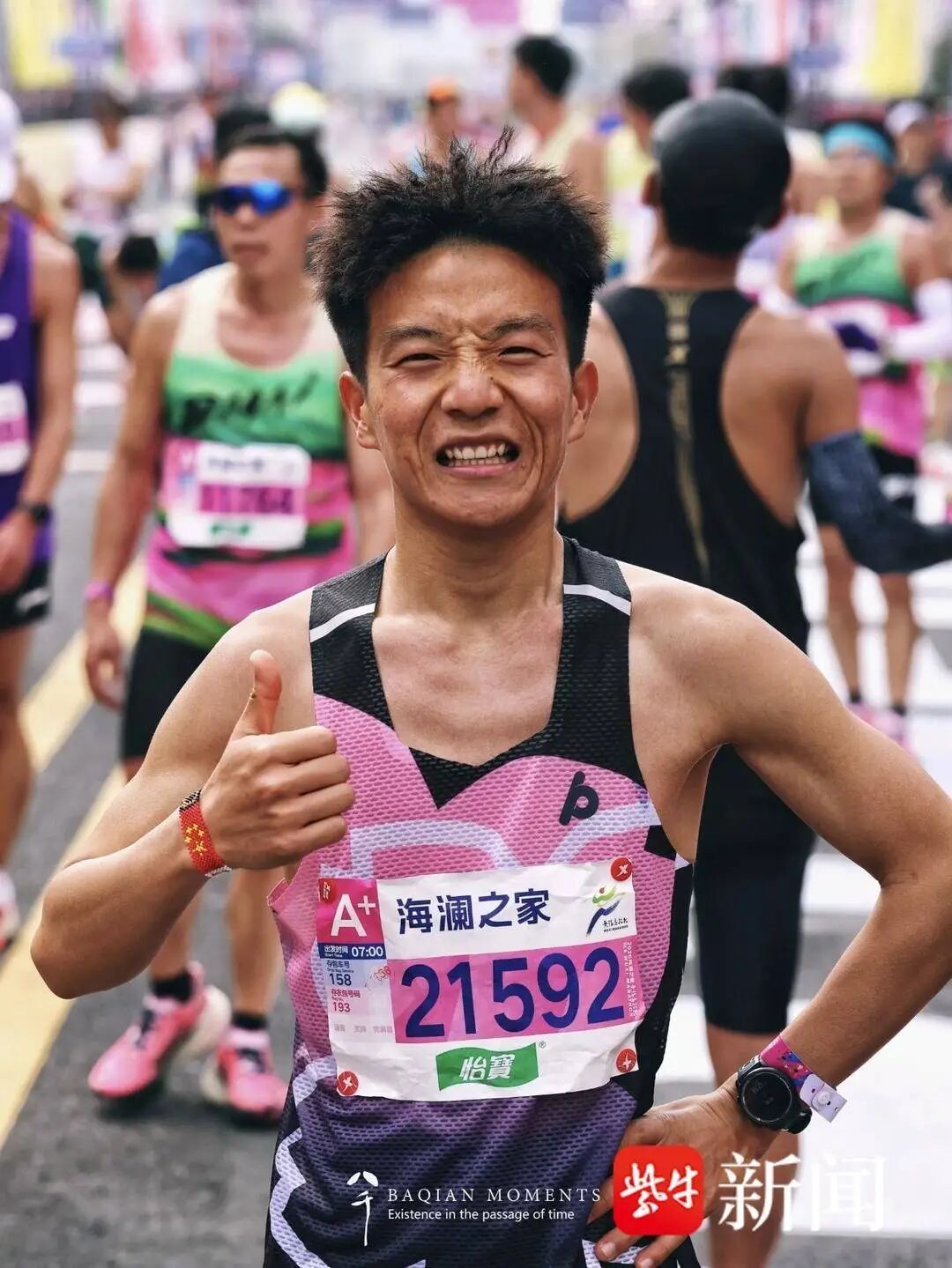 大学生用扁担挑着70多块马拉松奖牌走进毕业典礼！下一站，他将“跑”去新疆继续追梦