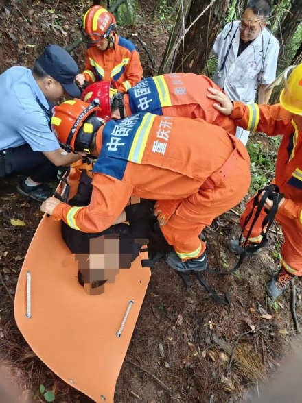 雨水多山上菌子多？男子进山采菌不慎摔伤被困深山