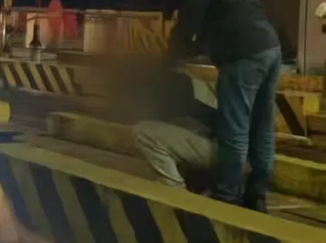 广东缉毒警察讲述抓捕现场：毒贩驾车撞开警方车辆，扔下500多万元就跑