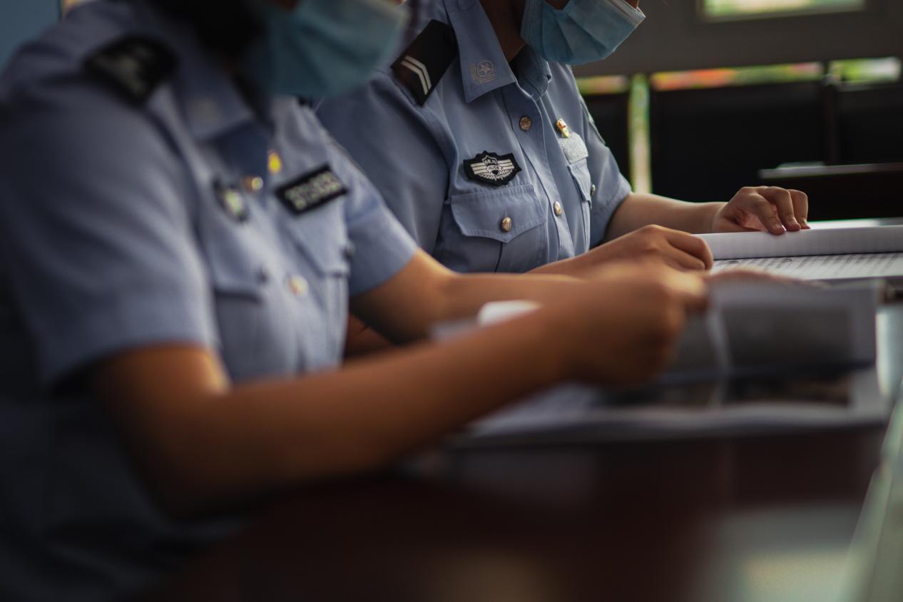 这群女警，为何没有一张正脸照片？