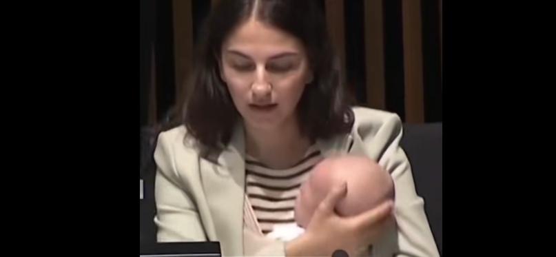 瑞典一女部长带3个月大儿子参加欧盟会议，发言时婴儿突然啼哭，她一句话幽默回应
