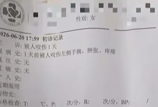 女子火车上被霸座大妈咬伤长疱疹，当事人：怕有传染病，希望得到对方体检报告