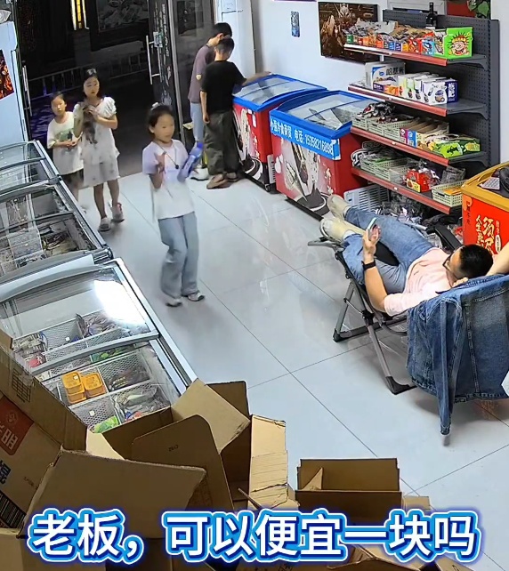 五个小朋友买饮料砍价 老板爽快答应后小朋友不停夸赞其“比吴彦祖还帅”