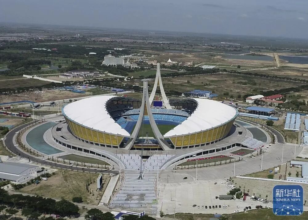 在中国援建体育场里训练的佛得角队，晋级了