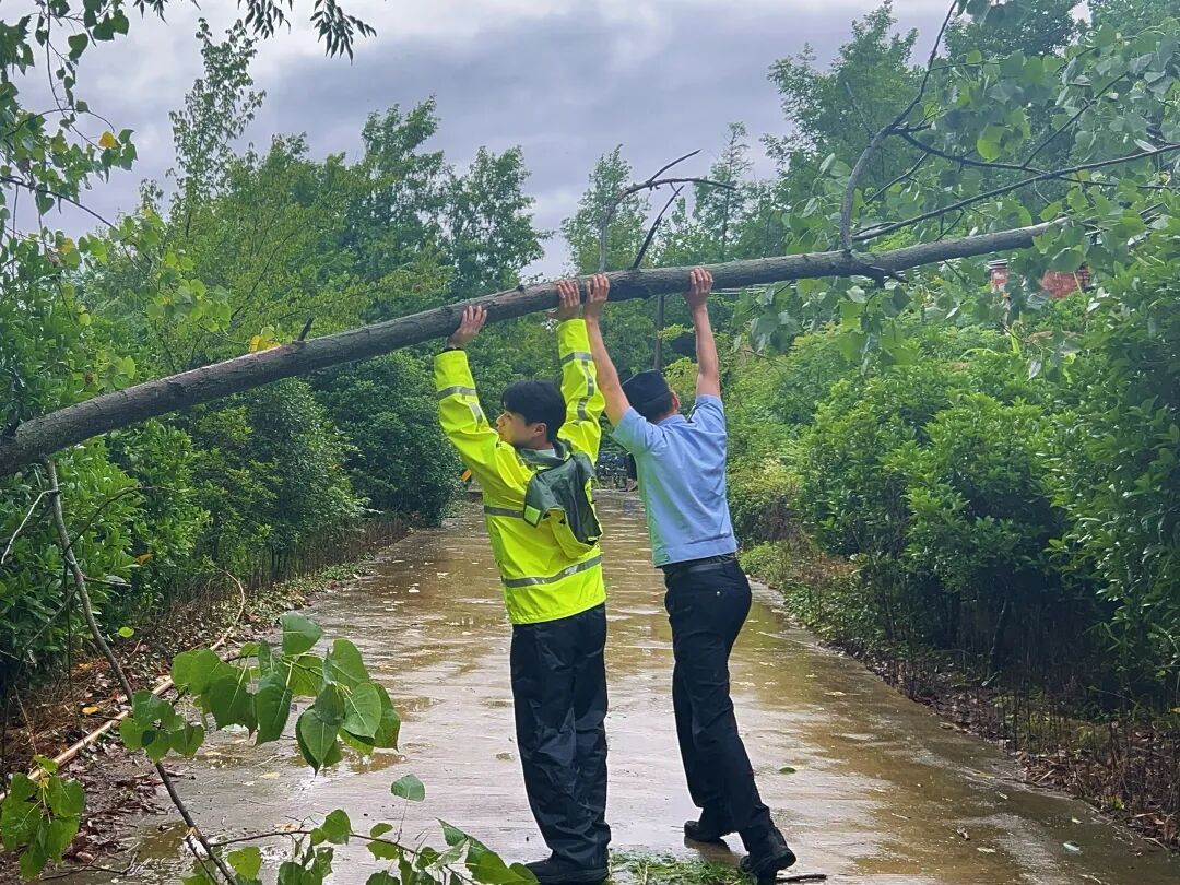“警察同志，现在雨太大河水涨了，他被困在河对岸回不来了！”