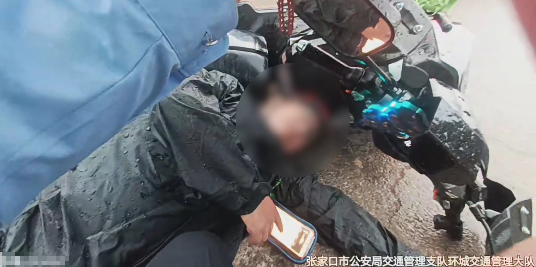 外卖小哥雨中倒地，交警既救人又“救单”……