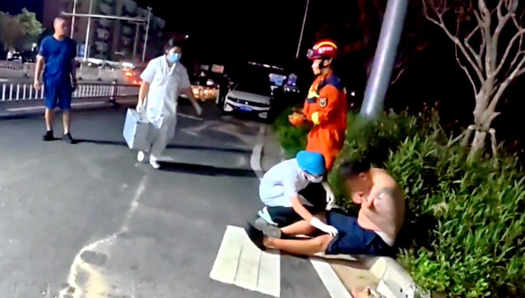 男子在马路上遭两车“夹击”！这些离谱行为可能会让你陷入危险