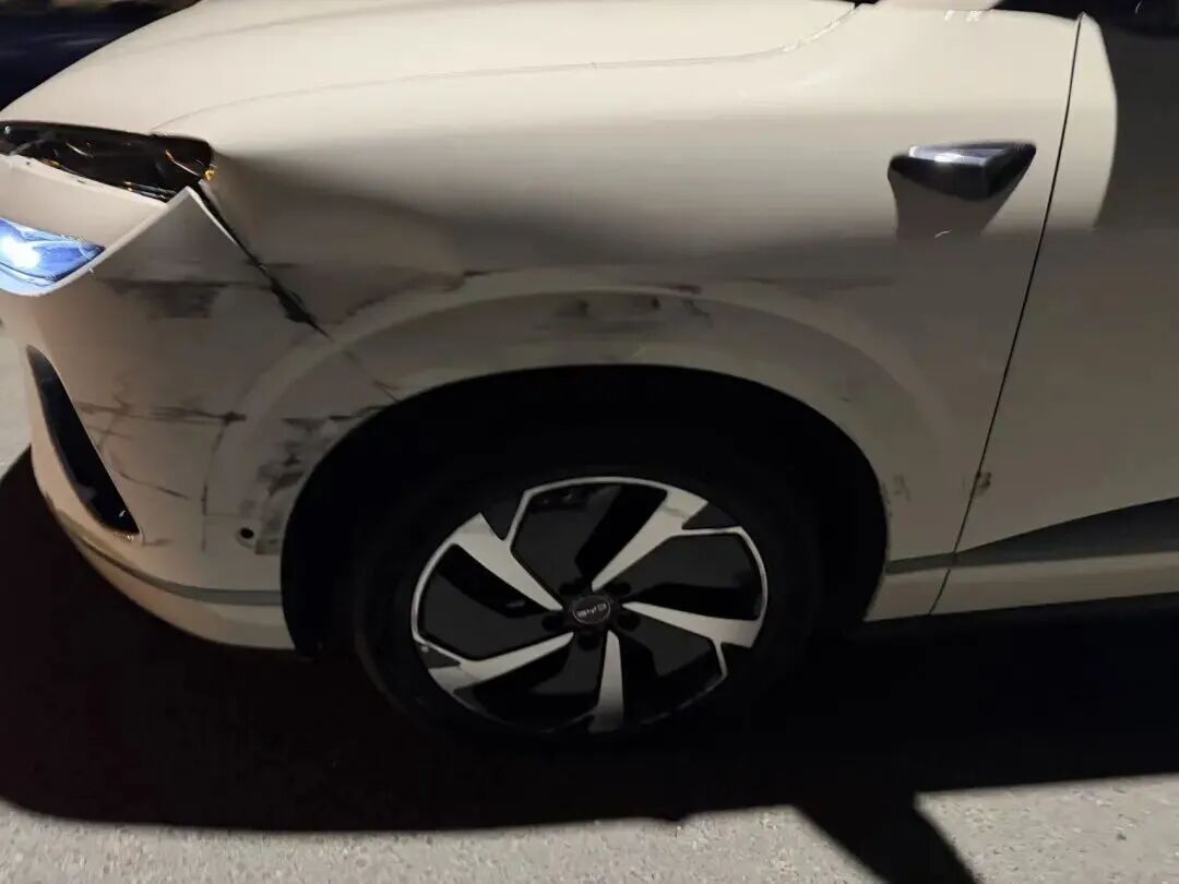 辅助驾驶系统失灵，新车秒变事故车……