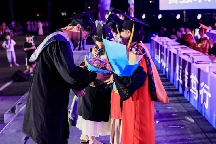 “万里‘售后’终身有效”！校长一句承诺，6235名毕业生哭了