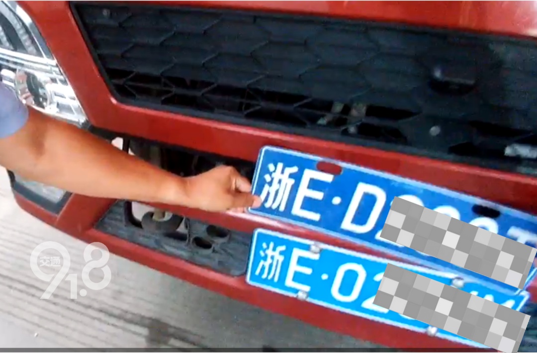 车牌上赫然印着“小区门禁专用”？高速收费员看傻眼，当场报警；交警：罚款、扣分！