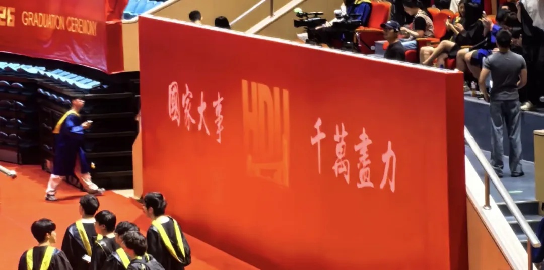 “奶奶的麦穗终于丰收了！”这届毕业季，笑着笑着就哭了……