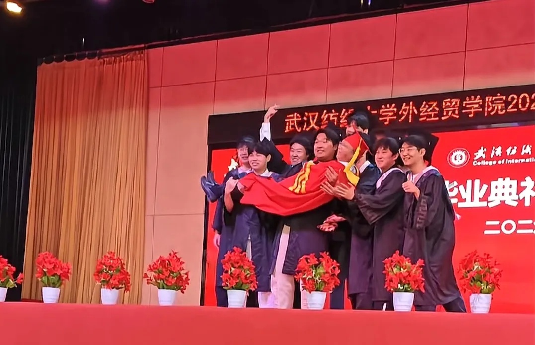 “奶奶的麦穗终于丰收了！”这届毕业季，笑着笑着就哭了……